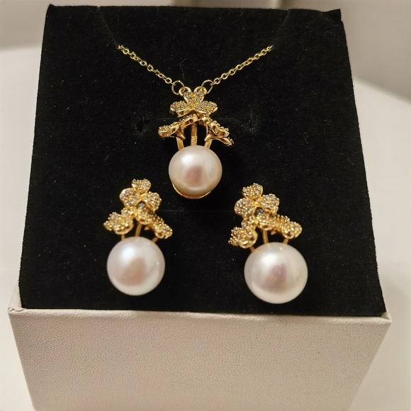 Freshwater pearl necklace and earrings set. - Picture 2 of 6